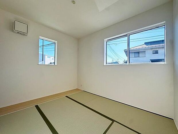 【リビング以外の居室】お子様の遊び場やお昼寝スペースとしてなど、和室を開放し広々とお使い頂けます。突然の来客時には戸を閉めて視線を遮る事も可能です。