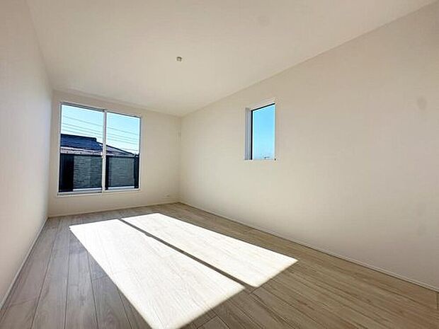 【リビング以外の居室】採光良好な明るい室内。木の温もりがやさしいフローリングは安らぎをもたらすプライベート空間。