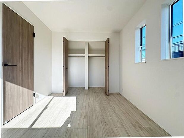 【リビング以外の居室】朝日と共に起きて、日中もたっぷり日差しが降り注ぐ間取り。