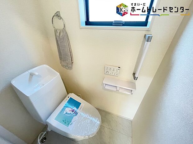 【トイレ】窓付きのトイレスペース。陽射し差し込む明るい空間となっております。また、換気環境も良好です。
