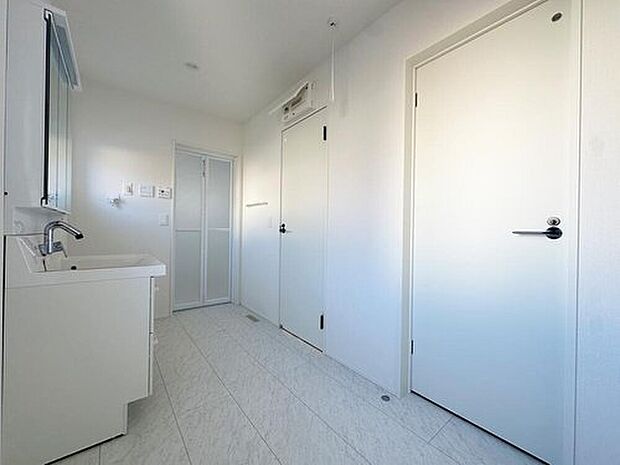 【≪Powder room≫】散らかりがちな洗面所も三面鏡うしろの収納でスッキリ!