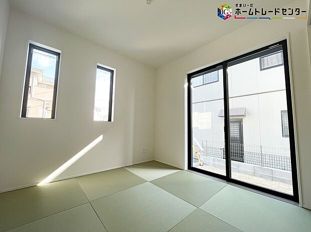 【和洋室】≪Room≫
ホッと足を伸ばして寛げる和室をご用意。お子様の目の届く遊び場としても重宝します。
