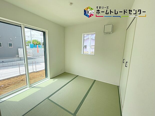 【和室】≪Room≫
ホッと足を伸ばして寛げる和室をご用意。お子様の目の届く遊び場としても重宝します。
