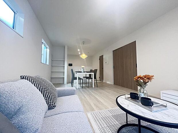 【リビング】ホームパーティに招きたくなる自慢の広々LDK．伸びやかな子育てや、にぎやかなふれあいの日々を存分に楽しんでください。