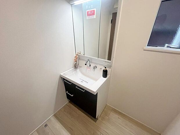 【洗面台・洗面所】明るく清潔感溢れるサニタリースペース。毎日使う場所だからこそ、快適な空間となっております。