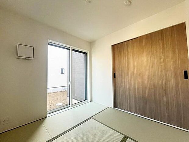 【リビング以外の居室】ホッと足を伸ばして寛げる和室をご用意。お子様の目の届く遊び場としても重宝します。