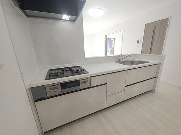 【キッチン】明るく開放感のあるリビング。対面式キッチンは、いつでもご家族を感じられる空間作りの重要ポイントになりそうです。