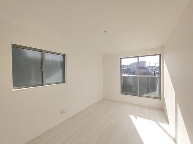 【リビング以外の居室】2面採光を確保した明るい室内は、風通しも良く、大変居心地の良い空間となっております。爽やかな風を感じて起きる朝は、快適生活の始まりに!