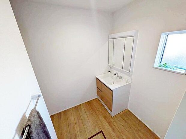 【≪Powder room≫】明るく清潔感溢れるサニタリースペース。毎日使う場所だからこそ、快適な空間となっております。