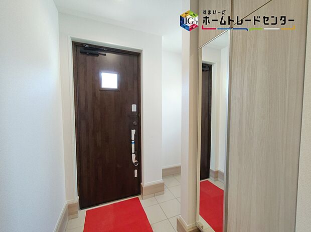 【玄関】開放感のある玄関ホール。温もり感じるフローリング仕様ですので、ご家族やお客様を温かく迎えてくれます。