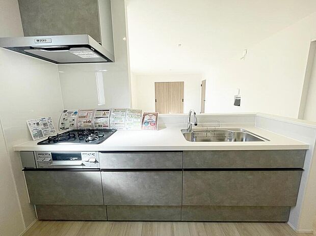 【キッチン】窓付きの明るく爽やかなキッチンスペース。床下収納もございますので、いつでもすっきりとお使い頂けそうです。