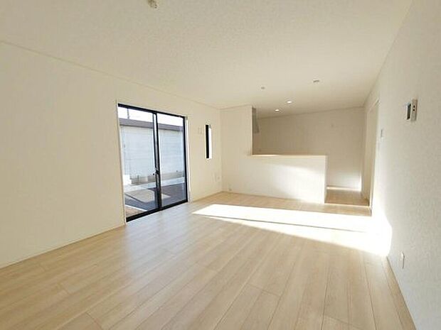 【リビング】大きな窓のあるリビングは、陽光あふれる明るい空間です。居心地良く、ご家族皆がゆったり寛げる憩いの空間となりそうです。