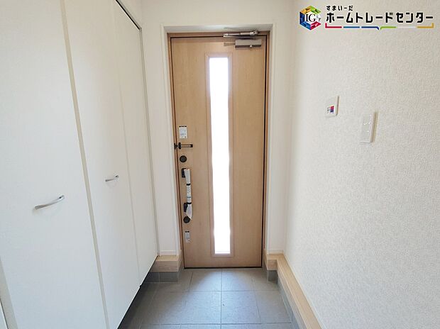 【玄関】コの字型の玄関収納を採用。多くの靴を収納できる上、飾り棚を利用して、お越しいただくお客様をおもてなしできます。