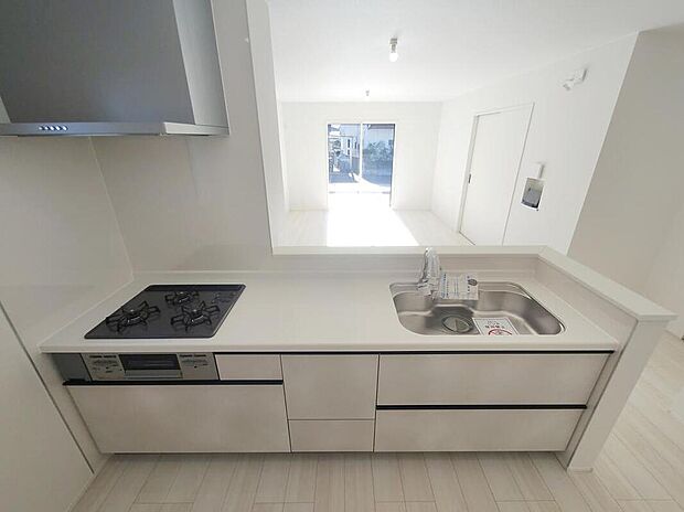 【キッチン】リビングで遊んでいるお子様を見守りながら、時にはお喋りをしながら料理や後片付けができる人気の高いスタイルです♪