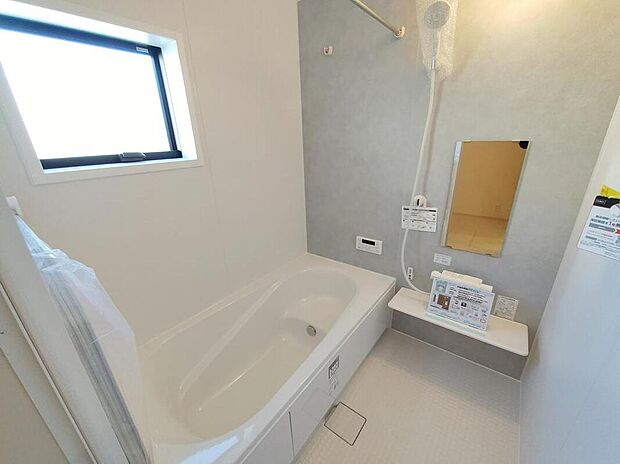 【浴室】窓付きのバスルームは、明るく換気環境も良好。日中の入浴も気持ちよくお使い頂けそうです。