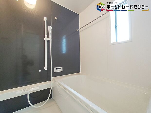 【浴室】≪Bathroom≫
窓付きのバスルーム。陽射し差し込む明るい環境は、日中の入浴も気持ち良くお使い頂けそうです。