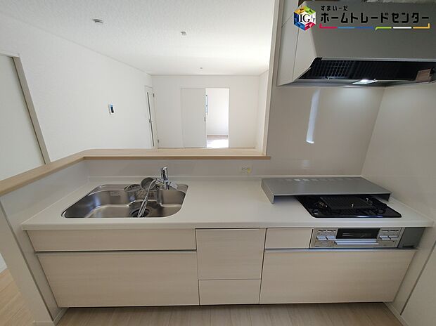 【キッチン】≪Kitchen≫
リビングで遊んでいるお子様を見守りながら、時にはお喋りをしながら料理や後片付けができる人気の高いスタイルです♪