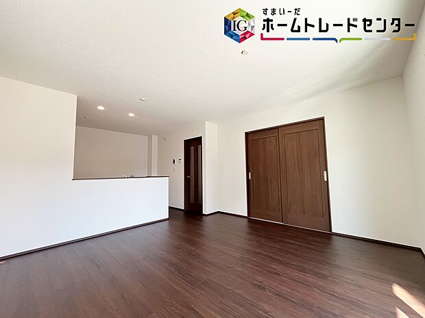 【LDK】≪Living room≫
広々とした開放感あふれるリビングです。ゆったり寛げる充分な広さがございますので、ご家族でインテリアのレイアウトを考えるのも楽しみになりそうです。