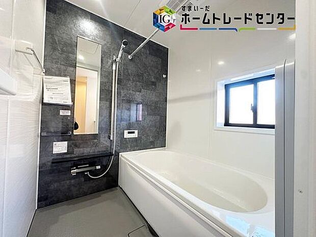 【浴室】毎日の疲れを癒す浴室は1坪タイプです。足を伸ばしてゆっくりとくつろげます。