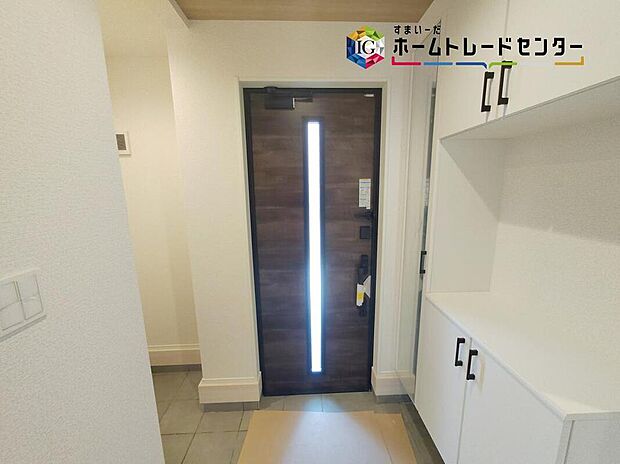 【玄関】開放感のある玄関ホール。温もり感じるフローリング仕様ですので、ご家族やお客様を温かく迎えてくれます。