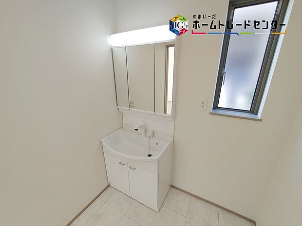 【洗面台】≪Powder room≫
白を基調とした爽やかなサニタリースペース。清潔感のある快適空間です。毎日の身支度も気持ち良くお使い頂けます。