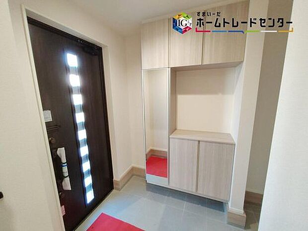 【玄関】開放感のある玄関ホール。温もり感じるフローリング仕様ですので、ご家族やお客様を温かく迎えてくれます。