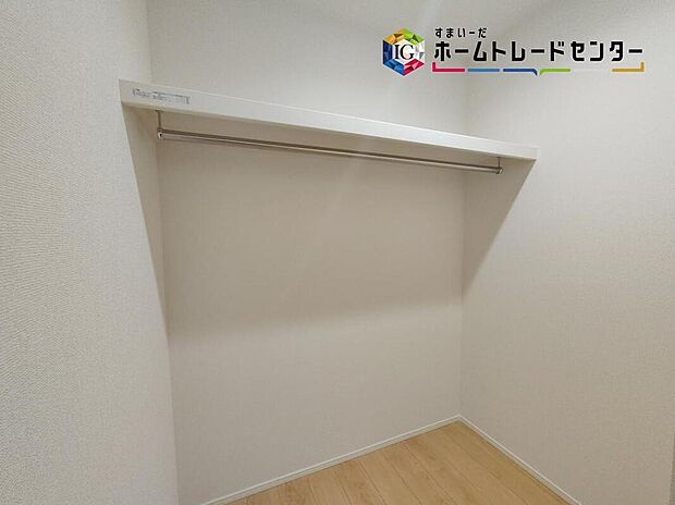 【≪収納≫】お子様との思い出もたっぷりしまえる大きめのクローゼット。衣類だけでなく、鞄などの小物からスーツケースやレジャー用品などの大きな物までたっぷり収納出来ます。