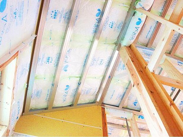 【夏涼しく、冬暖かい「断熱材」】断熱等級は等級“5”を全棟で所得。部屋によっての温度差、床と天井部の温度差が小さくなるため、家の中のどこでも快適に過ごせます。さらに、断熱性能を上げることで外気の影響を受けにくくなるため、空調効率が高まり冷暖房費を抑えます。