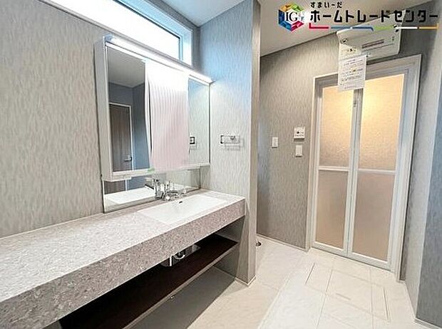 【洗面台・洗面所】女性にはうれしい３面鏡化粧台。鏡の裏が収納になっている機能的なタイプです