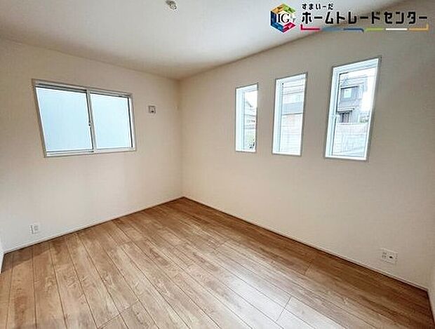 【リビング以外の居室】穏やかな光が差し込む室内には、穏やかな時間が流れます。休日には、落ち着いた空間で自分の趣味を楽しむのはいかがですか。