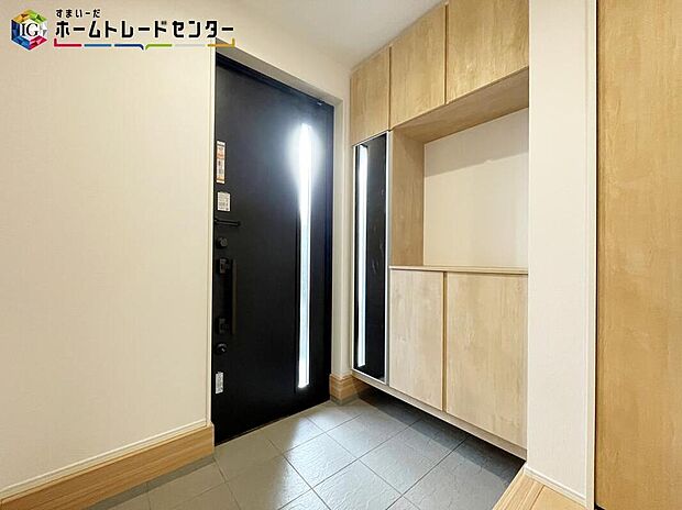 【玄関】ご家族が増えると靴の数も増えますね。扉を閉めてしまえば玄関もすっきりとした印象に。年末年始の来客が増える時期にも嬉しい玄関収納です。