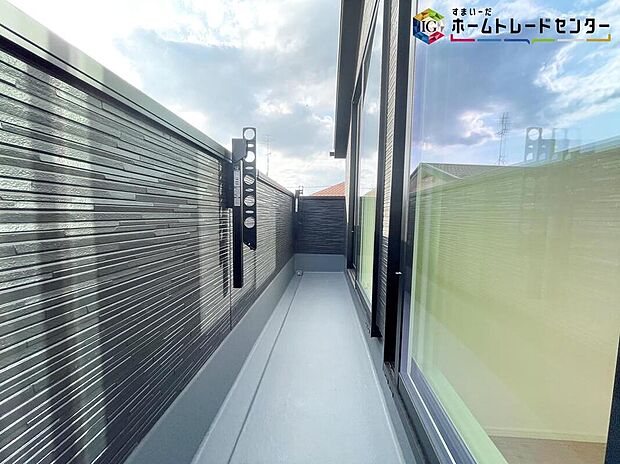 【バルコニー】晴れた日にはたっぷりのお洗濯ものを干すことができるバルコニー。