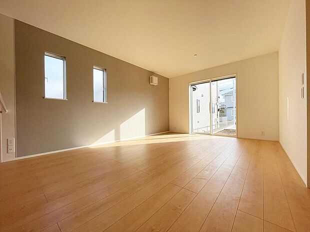 【リビング】広々とした開放感あふれるリビングです。ゆったり寛げる充分な広さがございますので、ご家族でインテリアのレイアウトを考えるのも楽しみになりそうです。