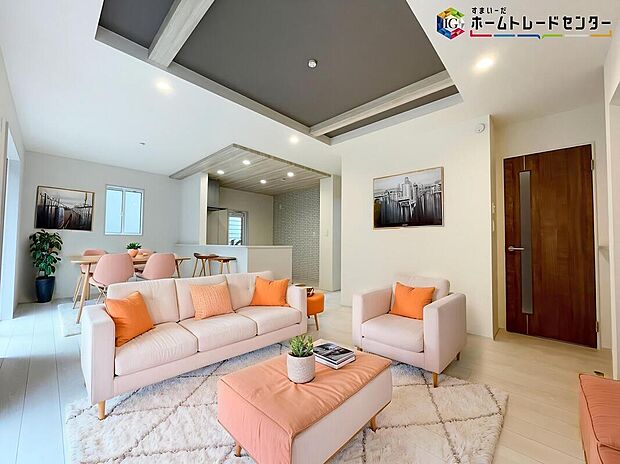 【リビング】≪Living room≫
広々とした開放感あふれるリビングです。ゆったり寛げる充分な広さがございますので、ご家族でインテリアのレイアウトを考えるのも楽しみになりそうです。
※家具はCGでございます。