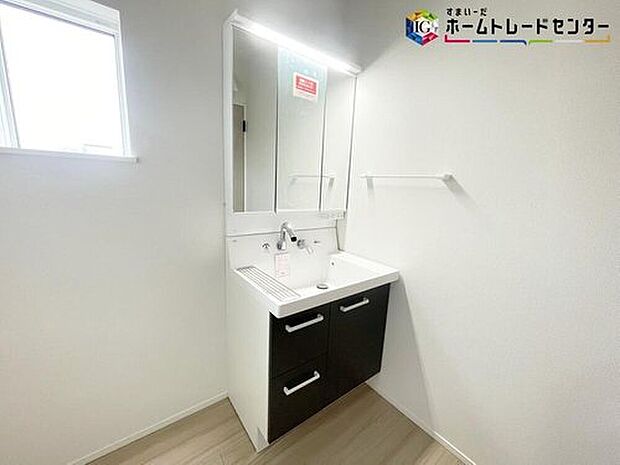 【洗面台・洗面所】サニタリースペースには窓が備えられております。毎朝の身支度も、陽の光差し込む明るい空間で、快適にお使い頂けそうです。

