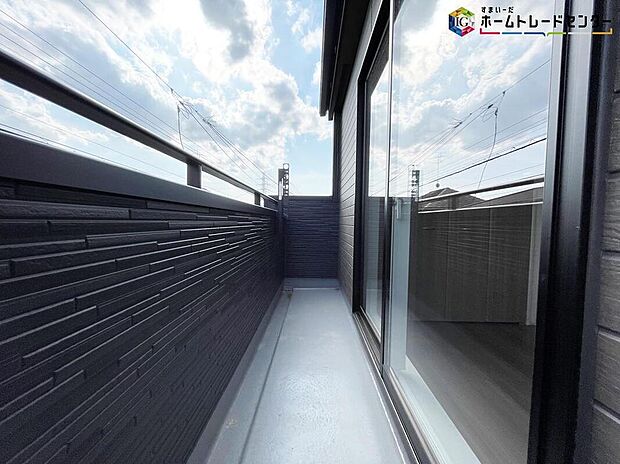 【バルコニー】南側に配されたルーフバルコニーは、広々。暖かい陽光たっぷり降りそそぎ、洗濯や布団干しも快適です。