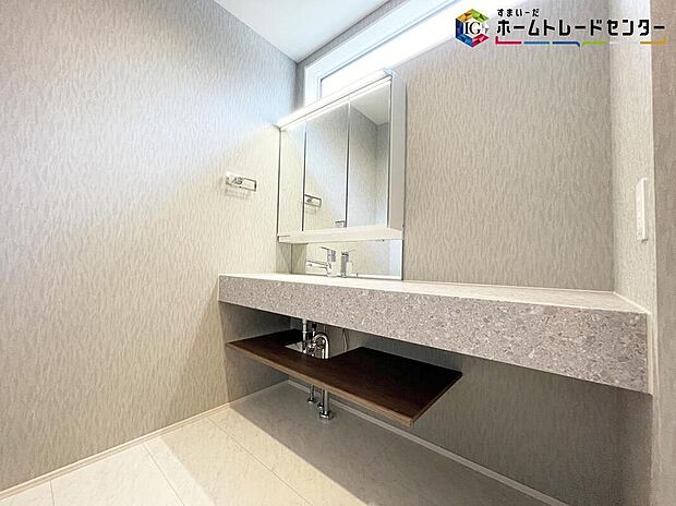 【洗面台・洗面所】明るく清潔感溢れるサニタリースペース。毎日使う場所だからこそ、快適な空間となっております。