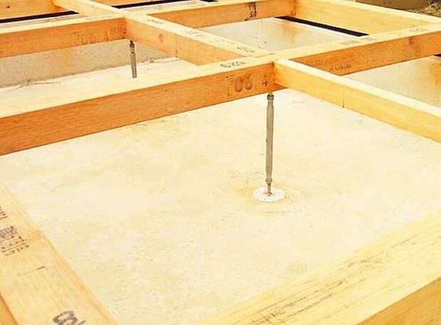 【腐食に強い「鋼製床束」で床を力強く支持】サビやシロアリを寄せ付けない鋼製の床束を採用。従来品に比べ信頼性が高く、安心の強度で床の荷重を支えます。