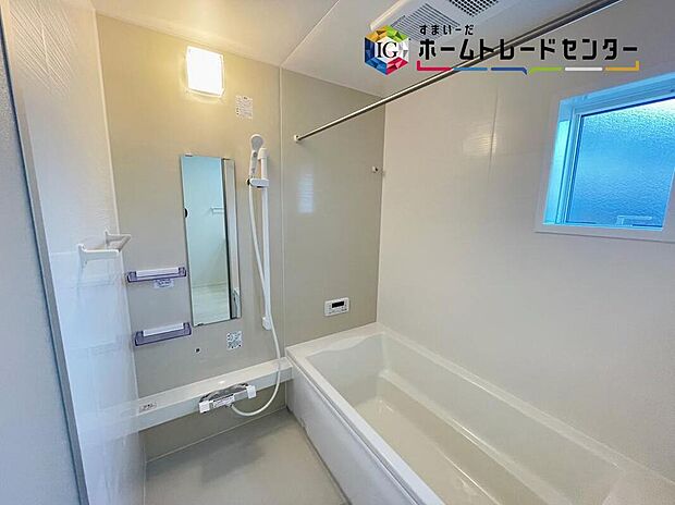 【浴室】窓付きのバスルームは、採光もあり明るく気持ちの良い空間です。窓があることで、換気環境も良好。掃除もスムーズに出来ます。