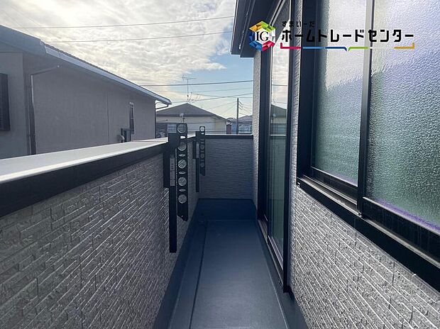 【バルコニー】南側に設置されたバルコニー。心地よい春の陽射しや暖かな風を楽しむことが出来る。晴れた日にはたっぷりの洗濯物や布団を干せます！