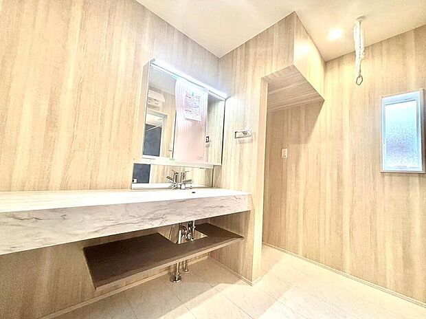 【洗面台・洗面所】女性にはうれしい３面鏡化粧台。鏡の裏が収納になっている機能的なタイプです。