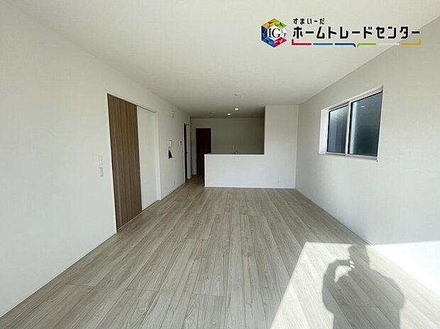 【リビング】お陽さまの光をさわやかな風をたっぷりとりこめます。室内はいつも明るい印象なので気持ちの良い朝を迎えられます。毎日の生活も明るくなりそう。