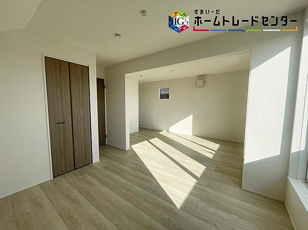 【リビング以外の居室】充分な広さの収納を備え、採光良好な洋室は、快適空間。プライベートの時間もゆったりお寛ぎ頂けそうです。