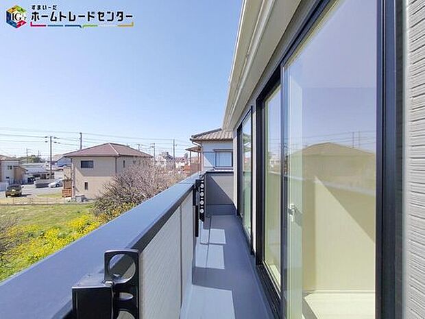 【バルコニー】南側に配されたルーフバルコニーは、広々。暖かい陽光たっぷり降りそそぎ、洗濯や布団干しも快適です。