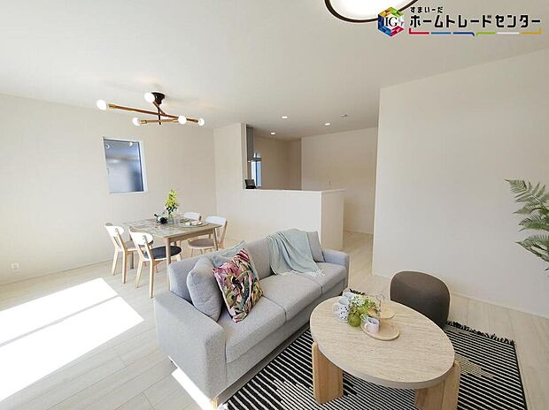 【リビング】ママの目線でデザインされた住まいは、水回りの導線や豊富な収納など魅力がたくさん。住み心地の良さをぜひご体感下さい！