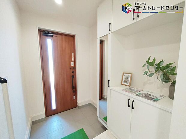 【玄関】開放感のある玄関ホール。温もり感じるフローリング仕様ですので、ご家族やお客様を温かく迎えてくれます。