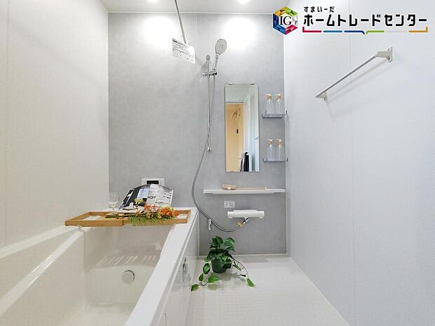 【浴室】窓付きのバスルームは、採光もあり明るく気持ちの良い空間です。窓があることで、換気環境も良好。掃除もスムーズに出来ます。