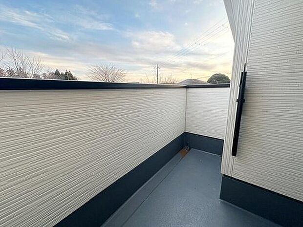 【バルコニー】お布団やシーツも１回でまとめて干せます。広いバルコニーからたっぷりの光をうけたお布団やシーツから太陽のにおいが感じられます。

