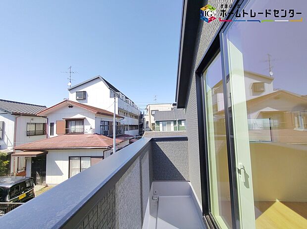 【バルコニー】≪balcony≫
晴れた日にはたっぷりのお洗濯ものを干すことができるバルコニー。