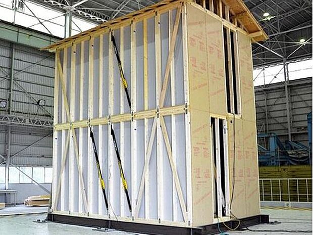 【木造住宅用制震ダンパーを採用】世界で初めて「金属流動」を利用した制震ダンパーです。温度や速度に影響されないため、季節を問わず常に安定した性能を発揮します。また、実験では震度7の大地震連続48回にも耐え、繰り返しの地震に強いことも証明されました。※現場により仕様が異なります。